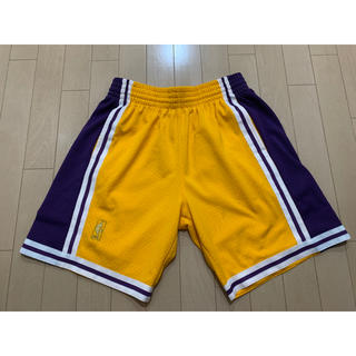 ミッチェルアンドネス(MITCHELL & NESS)のmitchell & ness swingman shorts lakers(ショートパンツ)