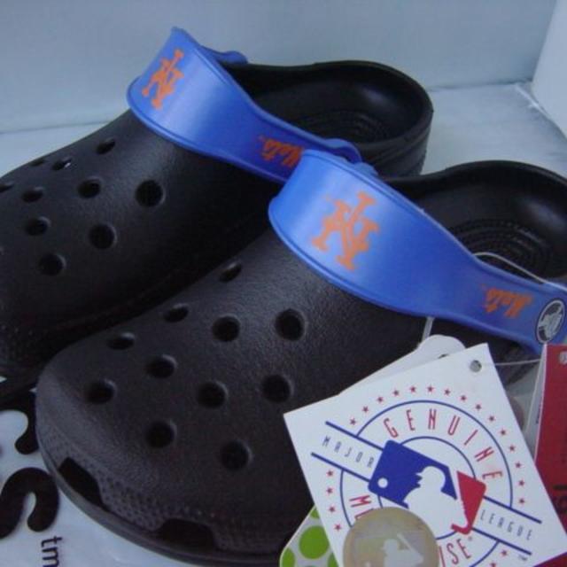 crocs(クロックス)の新品クロックス　ニューヨーク・メッツ柄 キッズ/ベビー/マタニティのキッズ靴/シューズ(15cm~)(サンダル)の商品写真