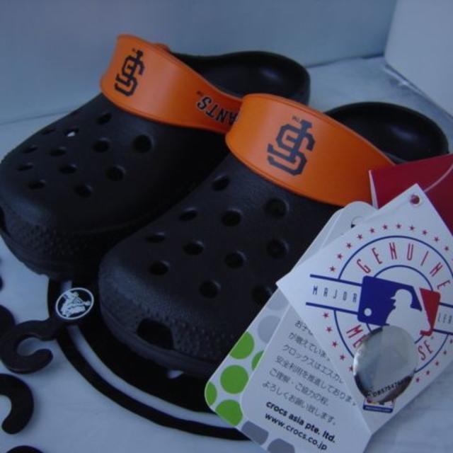 crocs(クロックス)の新品クロックス　サンフランシスコ・ジャイアンツ柄 キッズ/ベビー/マタニティのキッズ靴/シューズ(15cm~)(サンダル)の商品写真