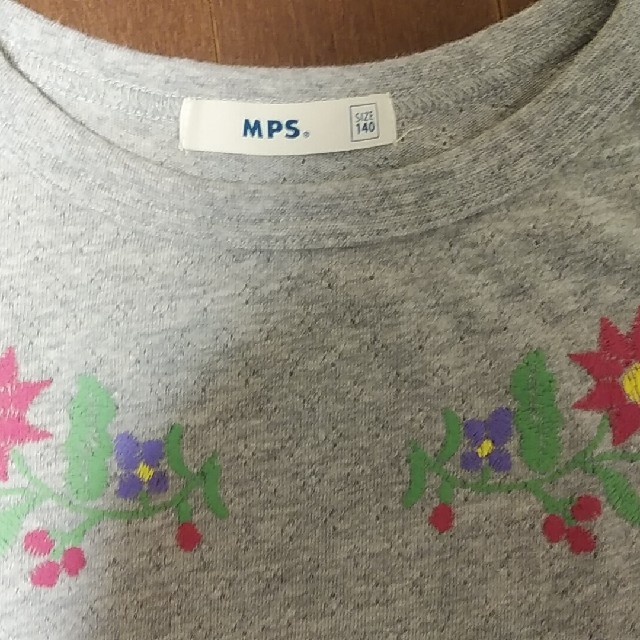 MPS(エムピーエス)のMPS　Tシャツ　カットソー　140　花柄 キッズ/ベビー/マタニティのキッズ服女の子用(90cm~)(Tシャツ/カットソー)の商品写真