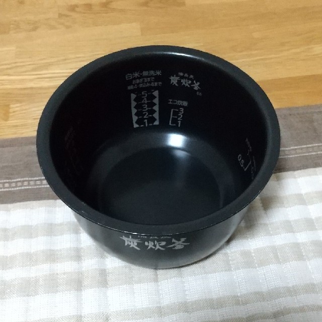 三菱(ミツビシ)の三菱IHジャー炊飯器　炭炊釜NJ-SKE106（5,5合炊タイプ） スマホ/家電/カメラの調理家電(炊飯器)の商品写真