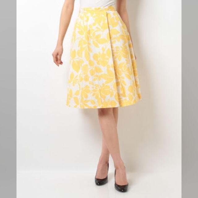 Mila Owen(ミラオーウェン)のMilaOwen リーフ柄タックスカート レディースのスカート(ひざ丈スカート)の商品写真