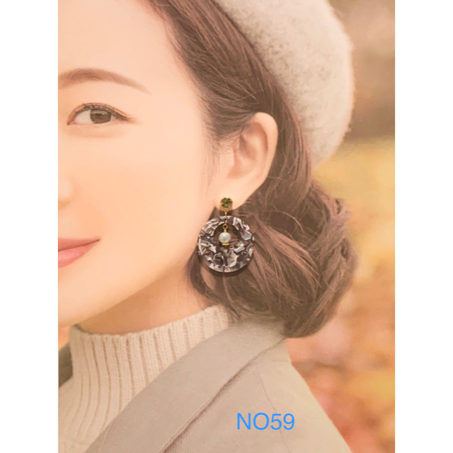 SWAROVSKI(スワロフスキー)の⭕️NO59 スワロフスキー ・シェル風プレートの大人綺麗なグレーピアス♡ ハンドメイドのアクセサリー(ピアス)の商品写真