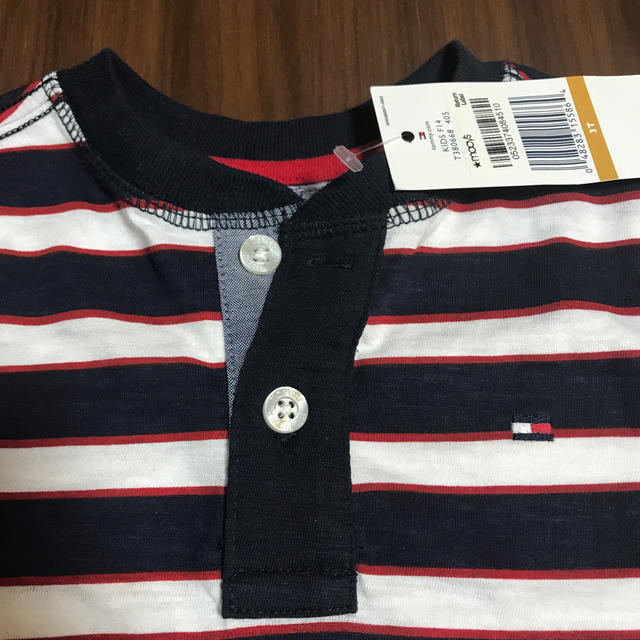 TOMMY HILFIGER(トミーヒルフィガー)のトミーヒルフィガー　キッズ新品Tシャツ　ネイビー×ホワイト キッズ/ベビー/マタニティのキッズ服男の子用(90cm~)(Tシャツ/カットソー)の商品写真