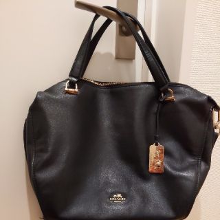 コーチ(COACH)のコーチ　ブラック×ゴールド　大きすぎず小さすぎないバッグ　2way　(ショルダーバッグ)