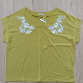 ナイスクラップ(NICE CLAUP)のNICE CLAUP 花刺繍　Tシャツ　イエローグリーン　新品未使用(Tシャツ(半袖/袖なし))