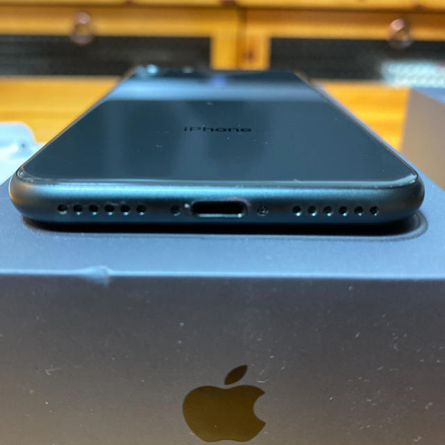 iPhone(アイフォーン)の【美品】iPhone8 spacegray 64GB SIMフリーMOFT X付 スマホ/家電/カメラのスマートフォン/携帯電話(スマートフォン本体)の商品写真