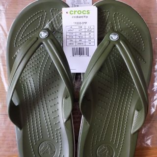 クロックス(crocs)のｃｒｏｃｓ ビーチサンダル　アーミーグリーン／ホワイト23cm(ビーチサンダル)