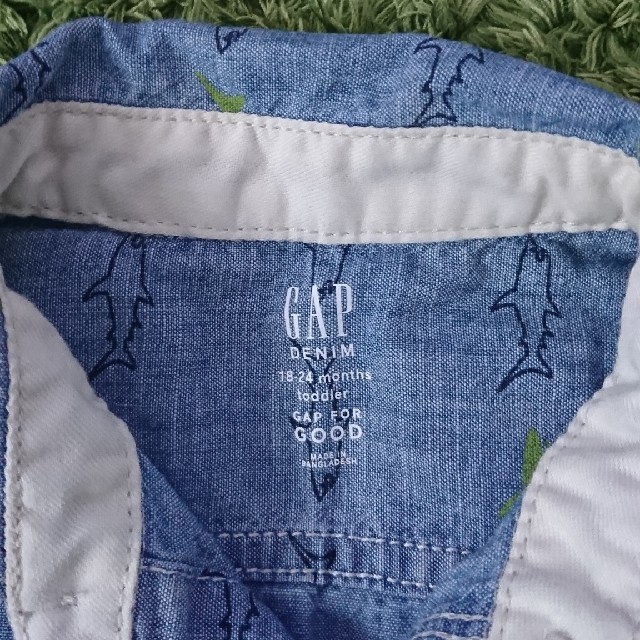 GAP(ギャップ)のギャップ  デニムシャツ キッズ/ベビー/マタニティのキッズ服男の子用(90cm~)(Tシャツ/カットソー)の商品写真