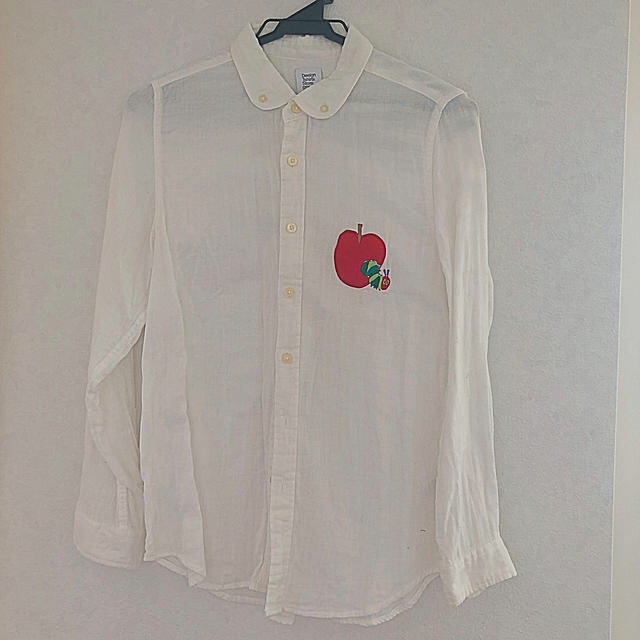 Design Tshirts Store graniph(グラニフ)のグラニフ　はらぺこあおむし　白シャツssサイズ レディースのトップス(シャツ/ブラウス(長袖/七分))の商品写真