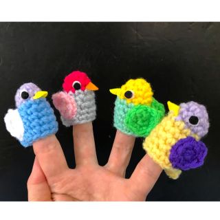 小さな小鳥さん　カラフルインコ　編みぐるみ指人形セットc ハンドメイド    (あみぐるみ)