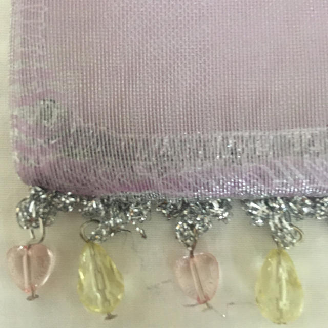 オーガンジー風　フリンジチャーム付き　ミニ巾着 レディースのファッション小物(ポーチ)の商品写真
