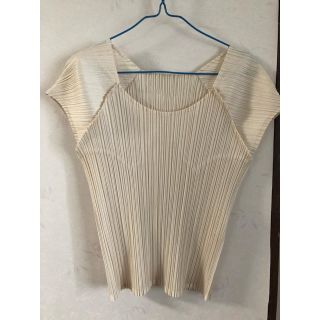 プリーツプリーズイッセイミヤケ(PLEATS PLEASE ISSEY MIYAKE)のPLEATS PLEASE トップス　ベージュ　オフホワイト(カットソー(半袖/袖なし))