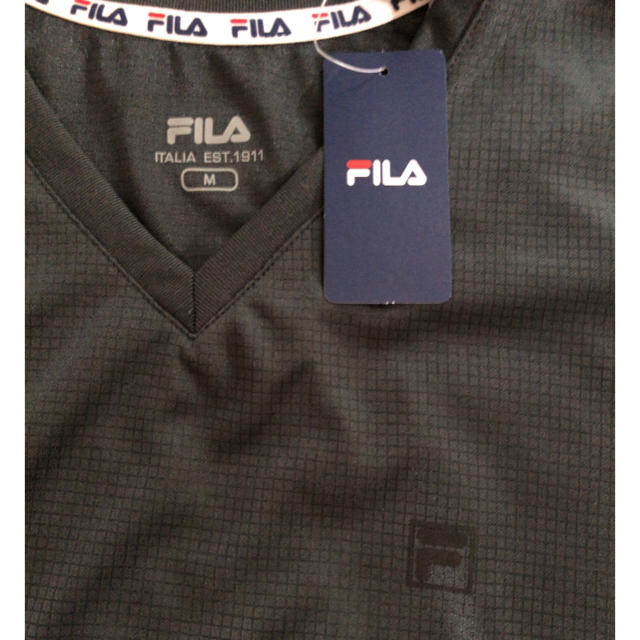 FILA(フィラ)の新品！FILAのVネックシャツM メンズのトップス(Tシャツ/カットソー(半袖/袖なし))の商品写真