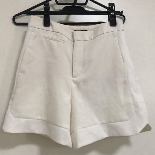 ザラ(ZARA)のZARA  オフホワイトショートパンツ(ショートパンツ)