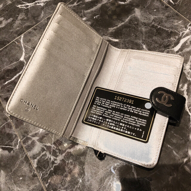 CHANEL(シャネル)のCHANEL（シャネル） 商品名 カメリア 2つ折財布 カラー ブラック レディースのファッション小物(財布)の商品写真