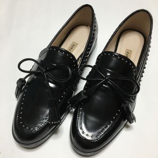 ザラ(ZARA)のZARA ザラ スタッズ タッセル ローファー  黒 ブラック(ローファー/革靴)