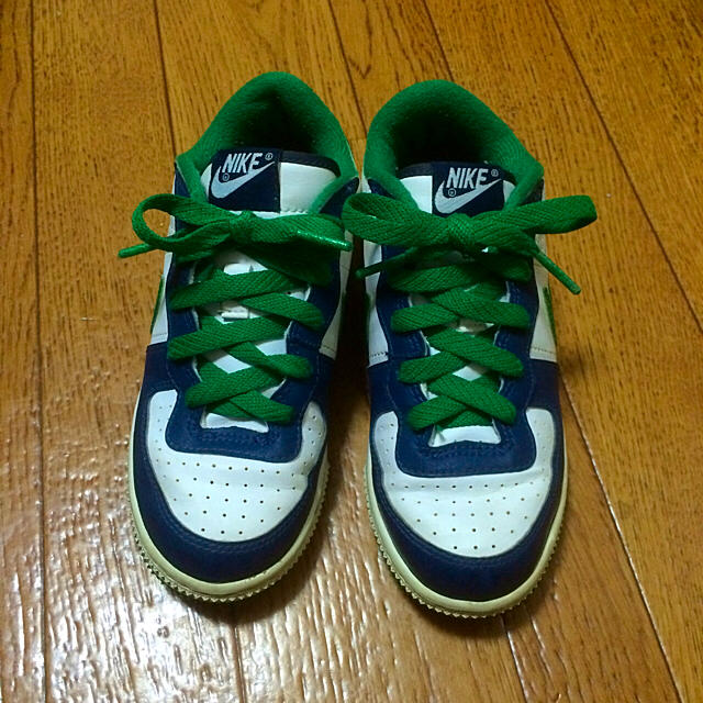 NIKE(ナイキ)のキッズナイキスニーカー キッズ/ベビー/マタニティのキッズ靴/シューズ(15cm~)(スニーカー)の商品写真