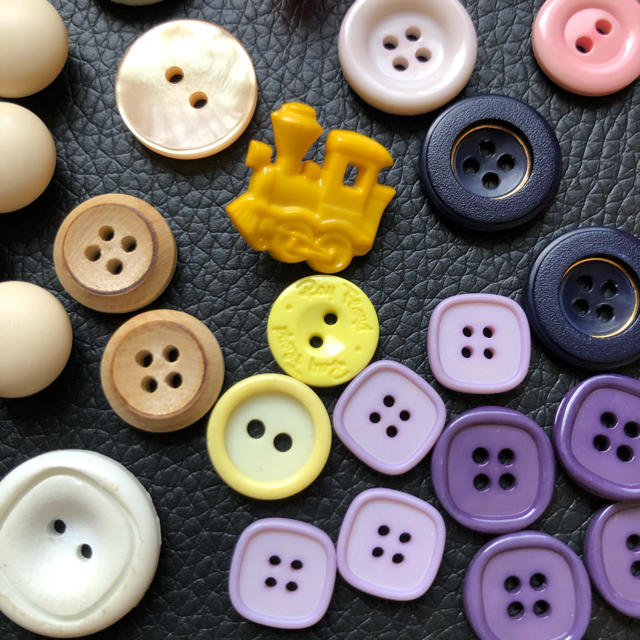 カラフルなボタン 中古 レトロ ハンドメイドの素材/材料(各種パーツ)の商品写真