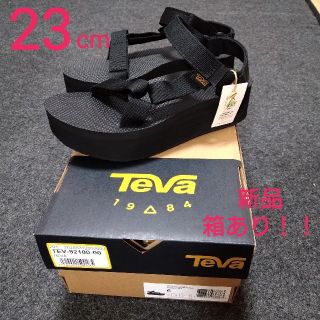 テバ(Teva)の【新品、箱あり】TEVA Flatform Universal 厚底 サンダル (サンダル)