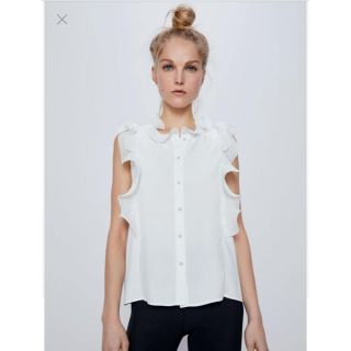 ザラ(ZARA)の【新品】ZARA♡パールボタン付きブラウス　XS(シャツ/ブラウス(半袖/袖なし))