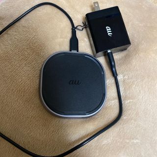 エーユー(au)のワイヤレス充電器　anker(バッテリー/充電器)