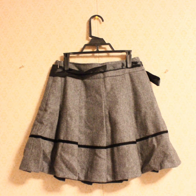グレーの黒リボンつきスカート レディースのスカート(ひざ丈スカート)の商品写真