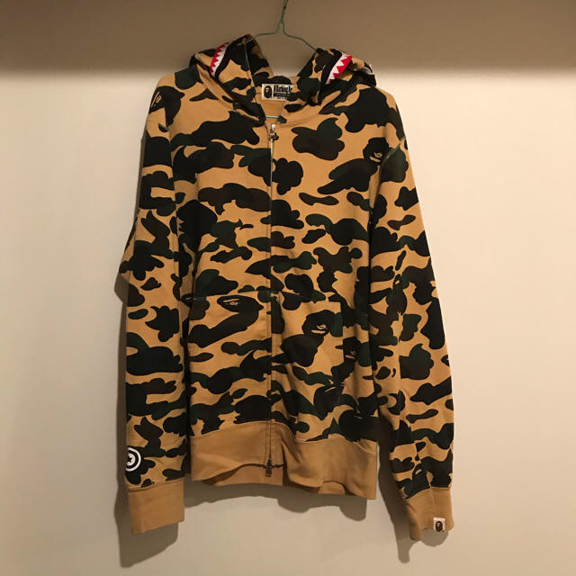 A BATHING APE(アベイシングエイプ)のシャークパーカー　アメイシング　エイプ　BAPE L モカ　カモ　APE　 メンズのトップス(パーカー)の商品写真