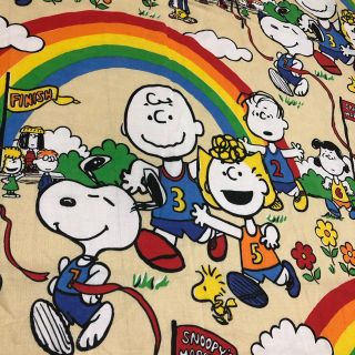 スヌーピー(SNOOPY)の大判❗️🌜ビンテージ シーツ🌛スヌーピー  虹　マラソン　ブラウン(生地/糸)