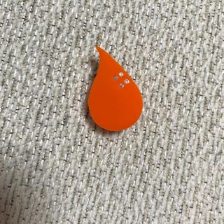 ザラ(ZARA)のtatty devine しずく型ブローチ　オレンジ　ドロップ　drop ピン(ブローチ/コサージュ)