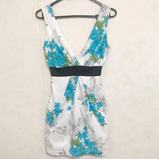 フォーエバートゥエンティーワン(FOREVER 21)のForever21 フォーエバー21 xxi 花柄ワンピース　パーティードレス(ミニワンピース)