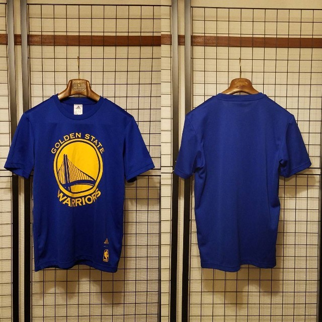 adidas(アディダス)のadidas × NBA GOLDEN STATE WARRIORS 半袖Tee スポーツ/アウトドアのスポーツ/アウトドア その他(バスケットボール)の商品写真