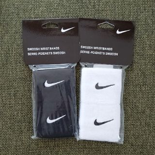 ナイキ(NIKE)のNIKE ナイキ リストバンド セット スウッシュ ブラック ホワイト(バングル/リストバンド)