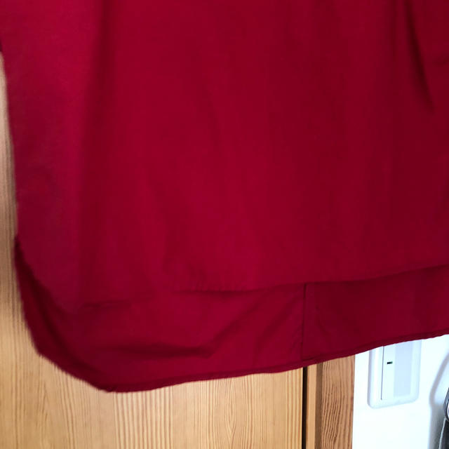 UNIQLO(ユニクロ)のユニクロ　赤のシャツ レディースのトップス(シャツ/ブラウス(半袖/袖なし))の商品写真