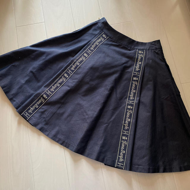 JaneMarple(ジェーンマープル)のジェーマープル ヘリンボーンロゴテープリボンのスカート 未使用 タグ付き レディースのスカート(ひざ丈スカート)の商品写真