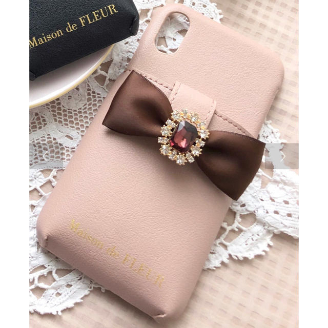 Maison de FLEUR(メゾンドフルール)のMaison de FLEUR ビジューリボンポケットiPhoneケース♡ XR スマホ/家電/カメラのスマホアクセサリー(iPhoneケース)の商品写真