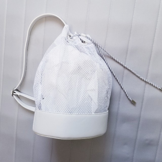 SNIDEL(スナイデル)のスナイデル　メッシュリュック　ホワイトバッグ　白リュック　水着バッグ レディースのバッグ(リュック/バックパック)の商品写真