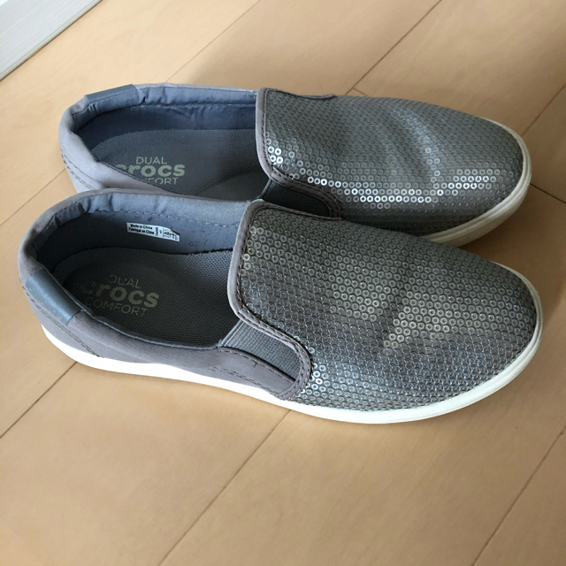 crocs(クロックス)の美品　クロックス　スリッポン　スニーカー　シルバー　W5 21cm　6280円 レディースの靴/シューズ(スニーカー)の商品写真