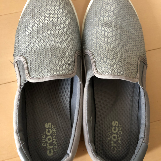 crocs(クロックス)の美品　クロックス　スリッポン　スニーカー　シルバー　W5 21cm　6280円 レディースの靴/シューズ(スニーカー)の商品写真