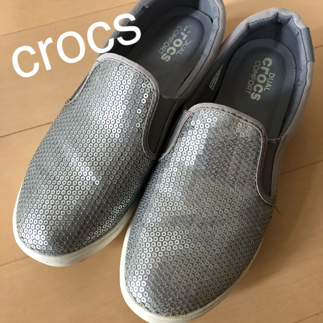 crocs(クロックス)の美品　クロックス　スリッポン　スニーカー　シルバー　W5 21cm　6280円 レディースの靴/シューズ(スニーカー)の商品写真