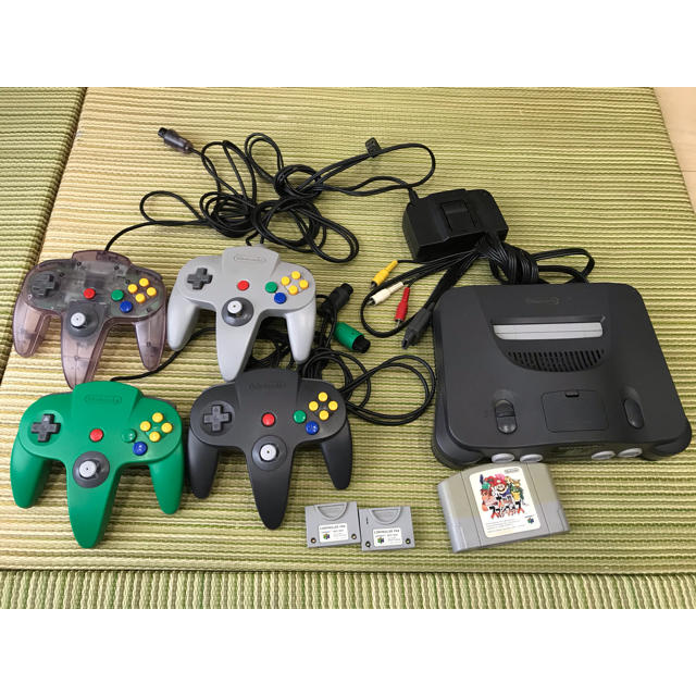 NINTENDO 64(ニンテンドウ64)のNintendo64 ニンテンドー64 コントローラーx4 PAKx2 セット エンタメ/ホビーのゲームソフト/ゲーム機本体(家庭用ゲーム機本体)の商品写真