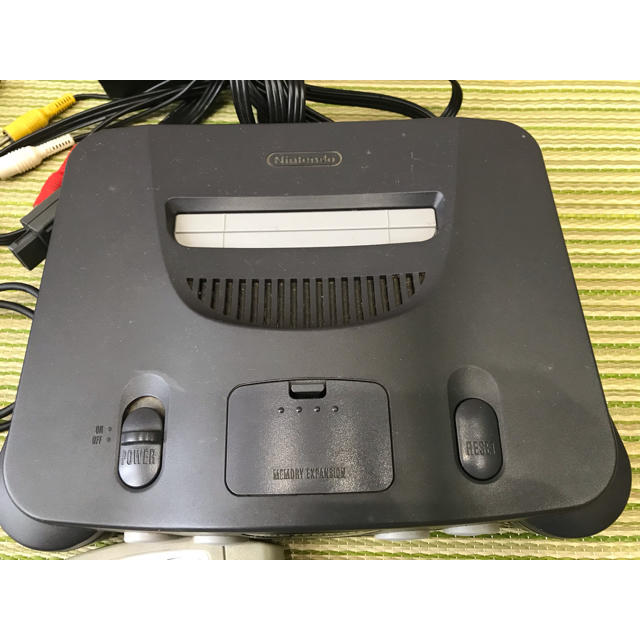 NINTENDO 64(ニンテンドウ64)のNintendo64 ニンテンドー64 コントローラーx4 PAKx2 セット エンタメ/ホビーのゲームソフト/ゲーム機本体(家庭用ゲーム機本体)の商品写真