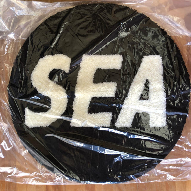 wind and sea round mat black ラグ