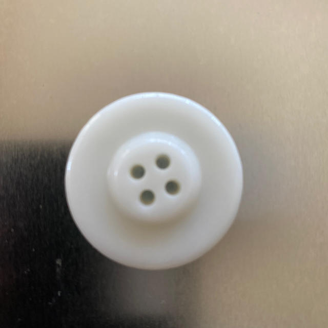 白　大きなボタン　15 個 ハンドメイドの素材/材料(各種パーツ)の商品写真