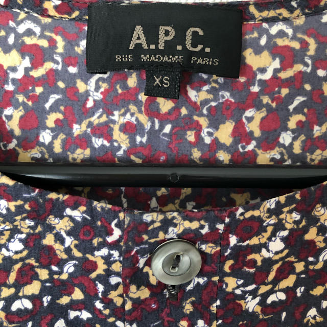 A.P.C(アーペーセー)のA.P.C ワンピース　リバティ柄ワンピース レディースのワンピース(ひざ丈ワンピース)の商品写真