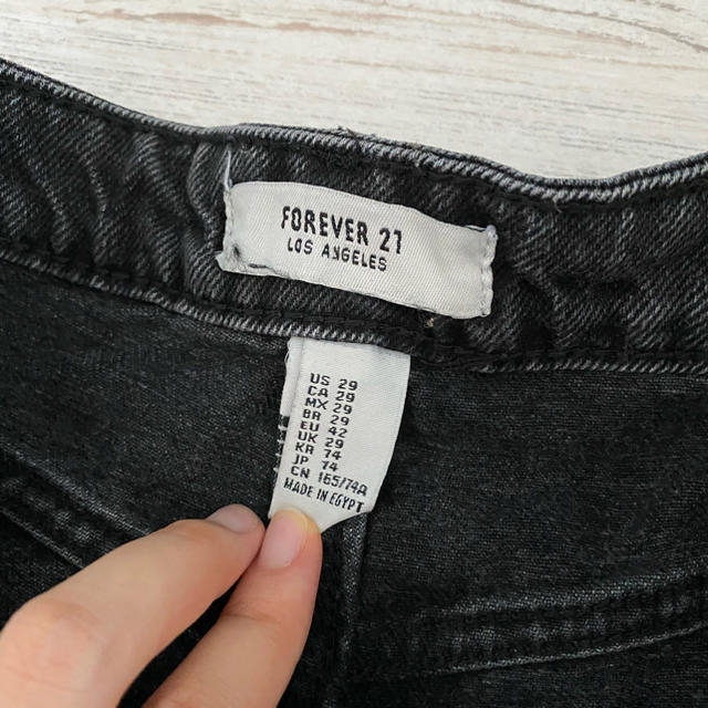 FOREVER 21(フォーエバートゥエンティーワン)のFOREVER 21 デニムショートパンツ レディースのパンツ(ショートパンツ)の商品写真