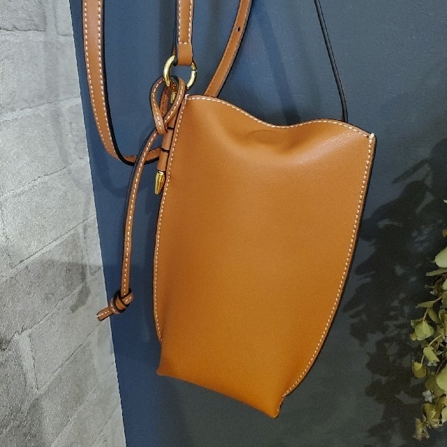 リアルレザー　ミニショルダーバッグ　ブラウン レディースのバッグ(ショルダーバッグ)の商品写真