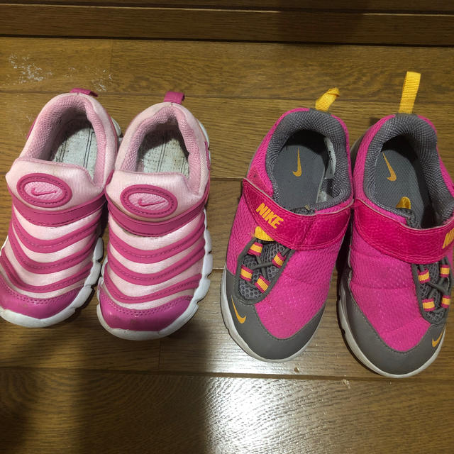 NIKE(ナイキ)のnike ピンクスニーカー　二足セット キッズ/ベビー/マタニティのキッズ靴/シューズ(15cm~)(スニーカー)の商品写真