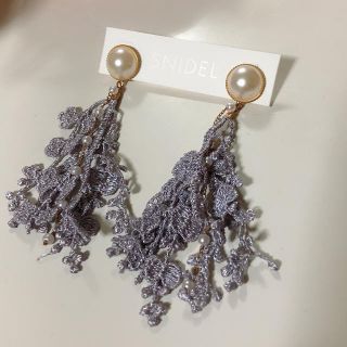 スナイデル(SNIDEL)のSNIDEL ピアス パール フラワー ラベンダー(ピアス)