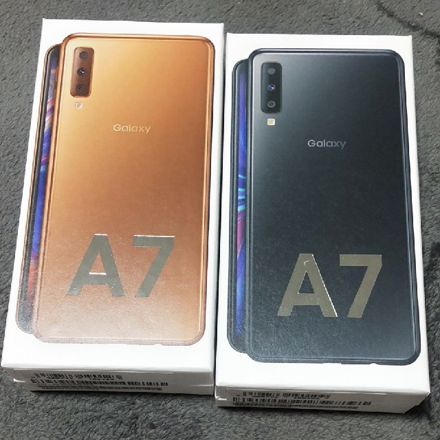 Galaxy(ギャラクシー)の専用【新品未使用】 Galaxy A7 シルバー ブラック 64GB スマホ/家電/カメラのスマートフォン/携帯電話(スマートフォン本体)の商品写真